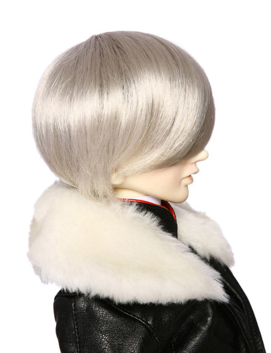 クールで神秘的なショートスタイルのロングバングを持つ人形のウィッグ W-627 シルバーグレーの色