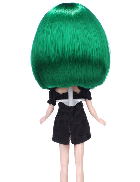 ボブスタイルのショートショルダーコンクェットボブスタイルの人形のウィッグ B-127、前髪が顔の上部を枠取り、全体のスタイルに少し柔らかさがあります