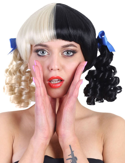 Wigs2you ハロウィンパーティープレミアムレディース H-1467 美しいルックを手に入れよう!独占!コスプレウィッグ メラニー 青リボンスタイル