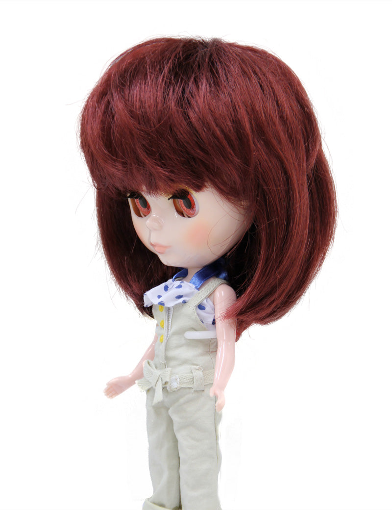 バングスとトップの髪は全体のスタイルと非常に良く合います ドールウィッグ B-147 ミディアムヘアは美しいルックに仕上げることができます