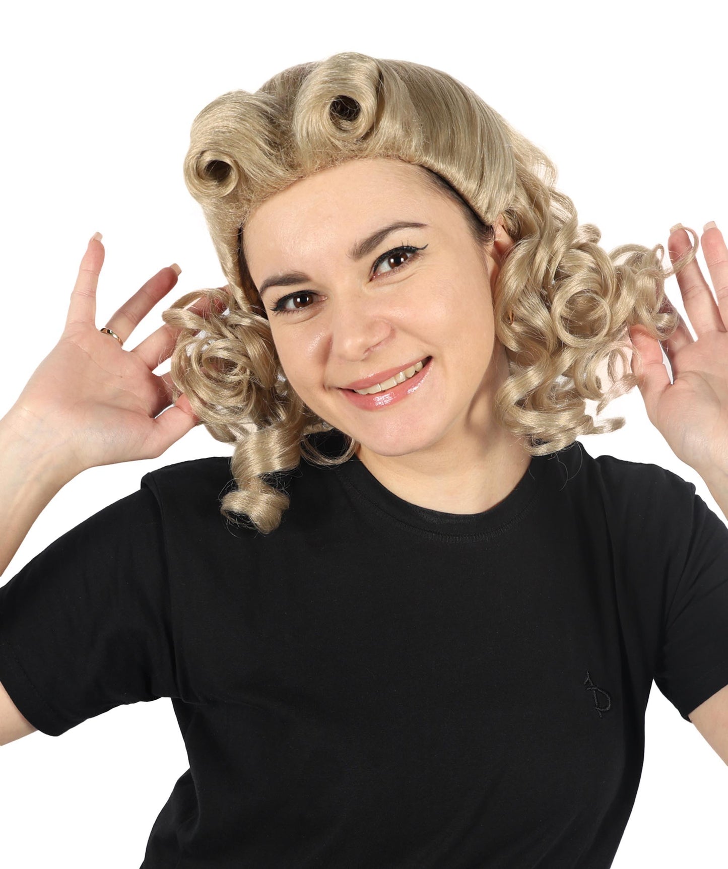 Wigs2you H-6872 大人女性用 40代 スウィートハート ブロンドウィッグ – クラシックな1940年代風カールでヴィンテージ感あふれる魅力を演出。プレミアムな通気性キャップレスキャップと難燃性合成繊維ヘアを使用。