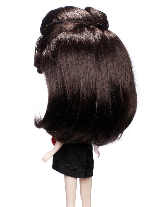 これは大きなチグノンをトップに持つハーフアップのスタイルの中くらいの人形のウィッグ B-111 で、丸みのある形で終わっています