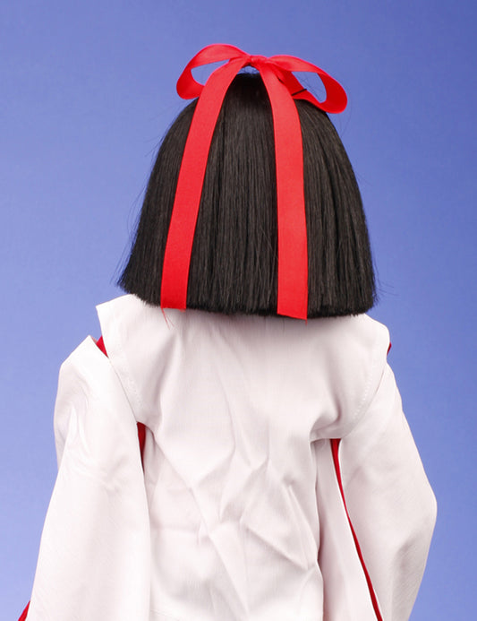 人形のウィッグ W-631ブラックの色で リボンの上にあるリアルで素晴らしい厚いミディアムボブスタイル