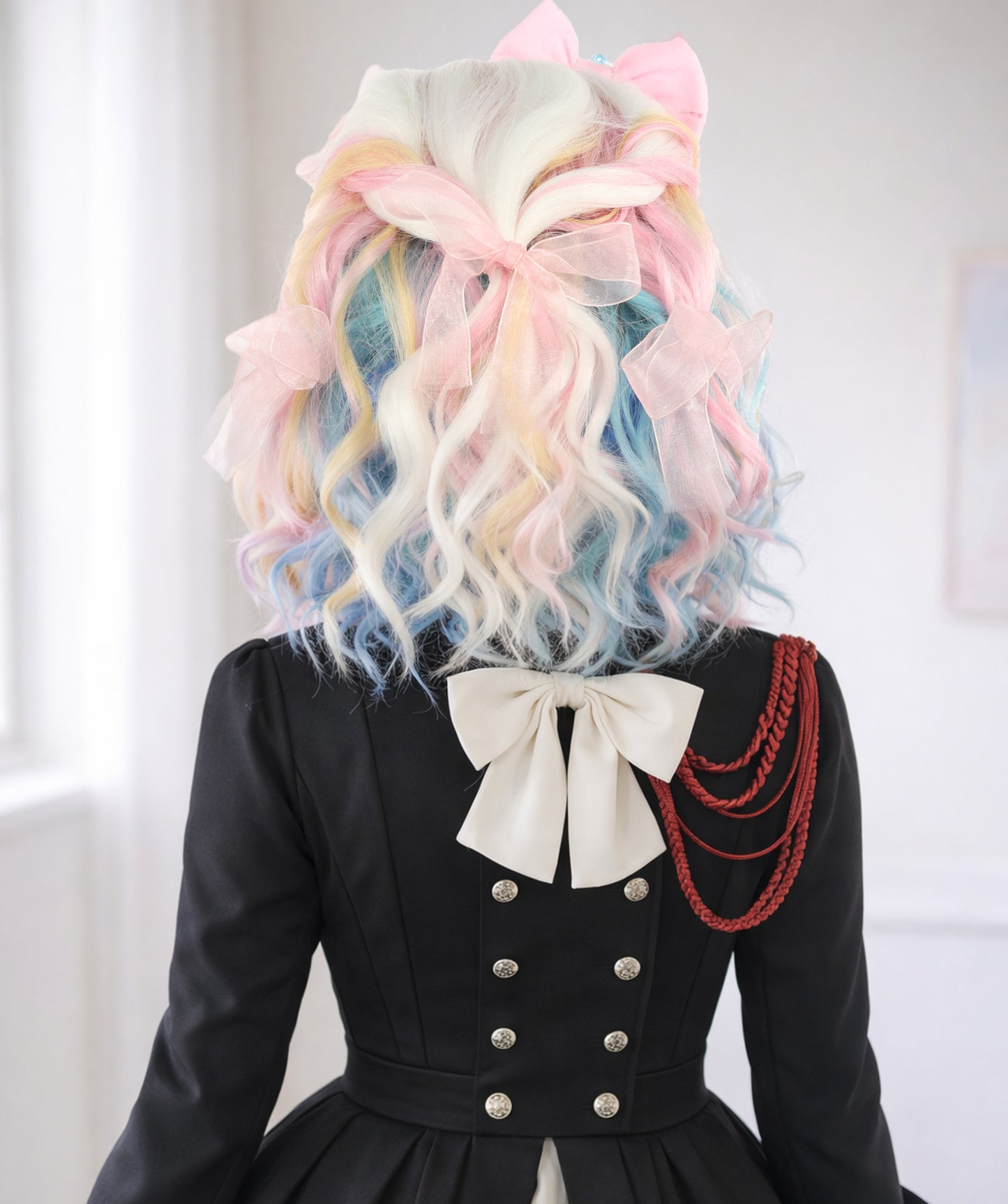 Wigs2you C-128 女性用ショートカーリーロリータウィッグ - 13インチ ホワイト合成ウィッグ、パステルチップ＆スタンダードキャップ付き
