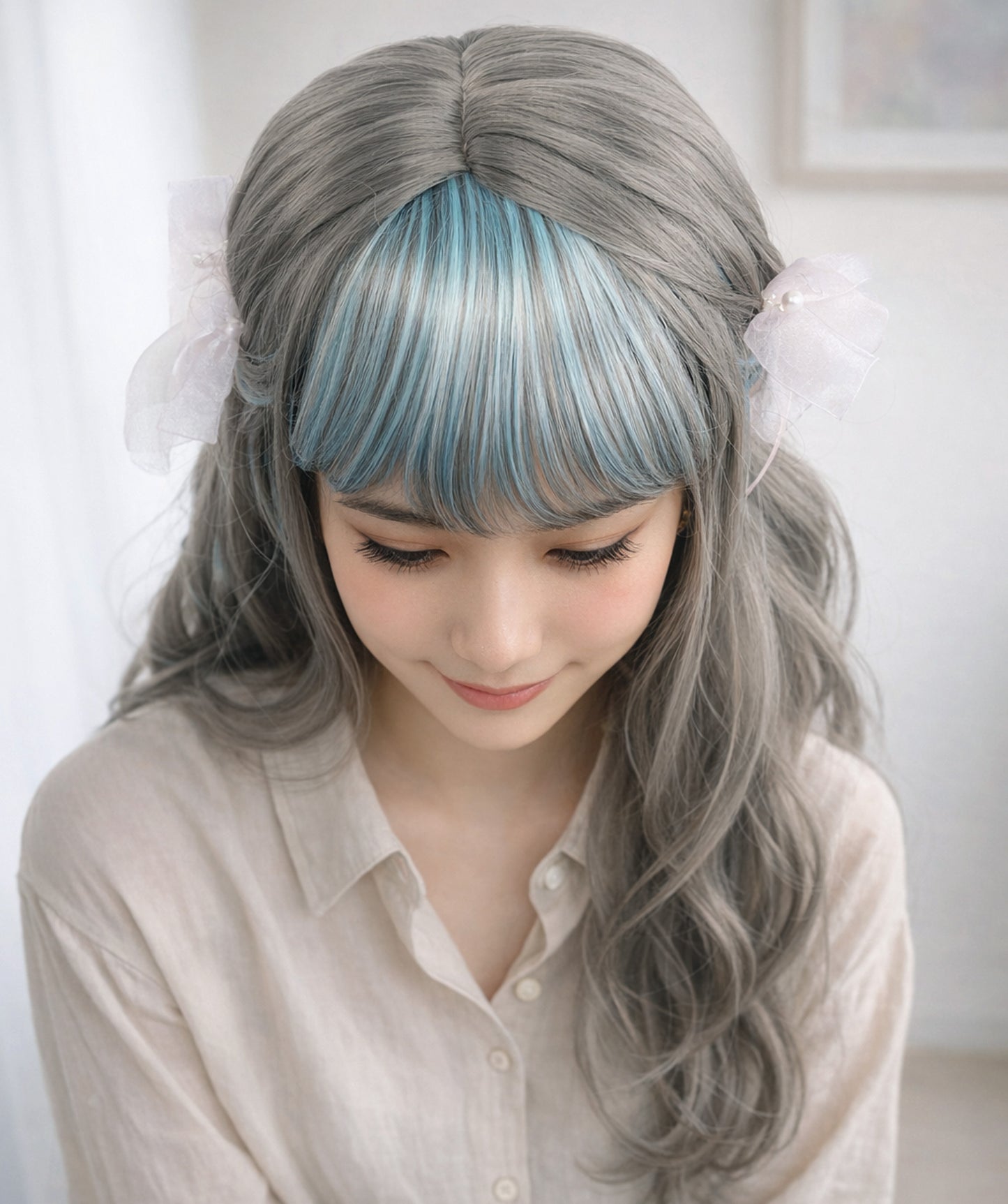 Wigs2you C-129 ロリータコスプレウィッグ – 26インチ グレー＆ブルーハイライト – 耐熱ロングヘアウィッグ