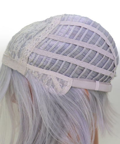 Wigs2you C-231「30cm シルバーグレー コスプレウィッグ（女性用）、ショートレイヤーボブ、ハイバン、サイドバング付き」