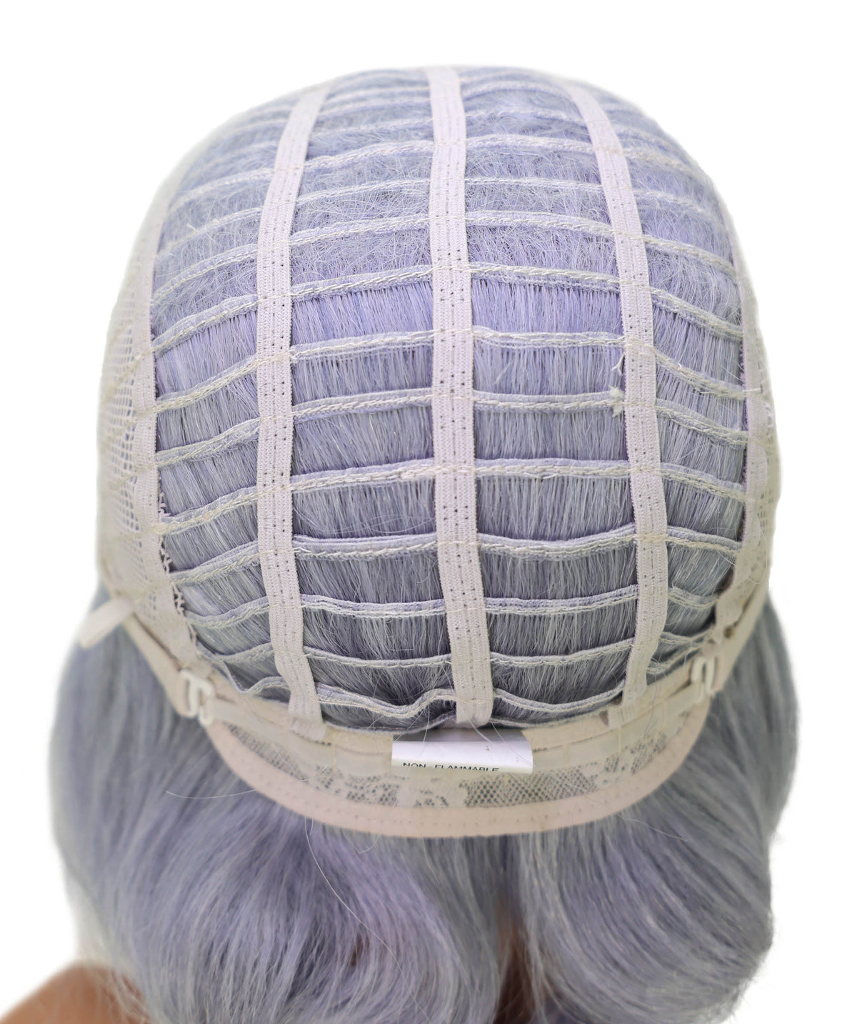 Wigs2you C-239 男性用コスプレウィッグ（20インチ・アッシュグレー）― レイヤー入り・三つ編み付きアニメ風ヘア ― 耐熱仕様・スタンダードキャップ