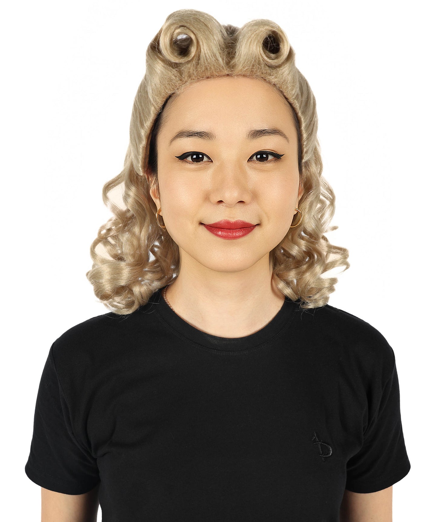 Wigs2you H-6872 大人女性用 40代 スウィートハート ブロンドウィッグ – クラシックな1940年代風カールでヴィンテージ感あふれる魅力を演出。プレミアムな通気性キャップレスキャップと難燃性合成繊維ヘアを使用。