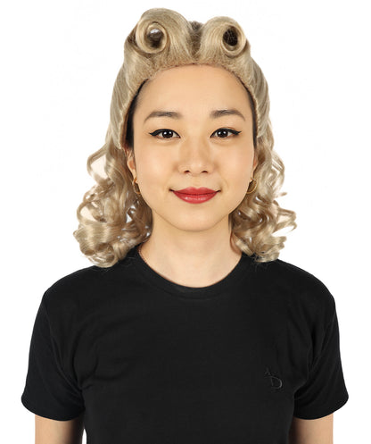 Wigs2you H-6872 大人女性用 40代 スウィートハート ブロンドウィッグ – クラシックな1940年代風カールでヴィンテージ感あふれる魅力を演出。プレミアムな通気性キャップレスキャップと難燃性合成繊維ヘアを使用。