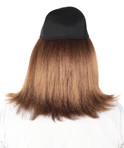 Wigs2you H-7115 大人男性用ブラウンレトロウィッグ（ブラックのスローガンキャップ付き）｜パーティー、コスプレ、ドレスアップに最適なストレートレイヤードヘアアクセサリー｜軽量キャップレスデザイン