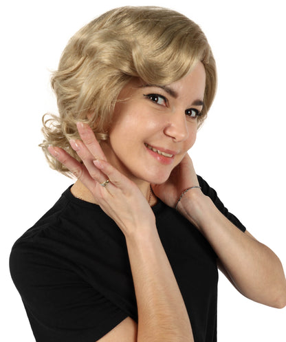 Wigs2you H-7139 女性向け象徴的な政治指導者をイメージしたクラシックなブロンドのカールショートウィッグ｜ハロウィン＆コスプレ用ウィッグ｜難燃性合成繊維、