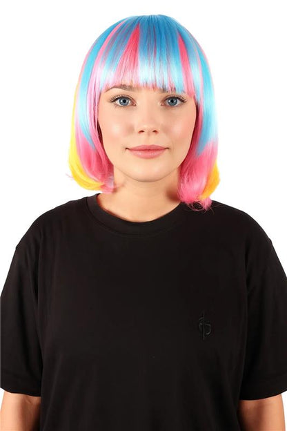 Wigs2you H-7191 女性用ショートマルチカラーネオンボブウィッグ（フラットブラントバング付き）｜鮮やかなフェスティバルカラーの合成ストレートヘア｜パーティーやレイブスタイルに最適な通気性の良いキャップレスキャップ