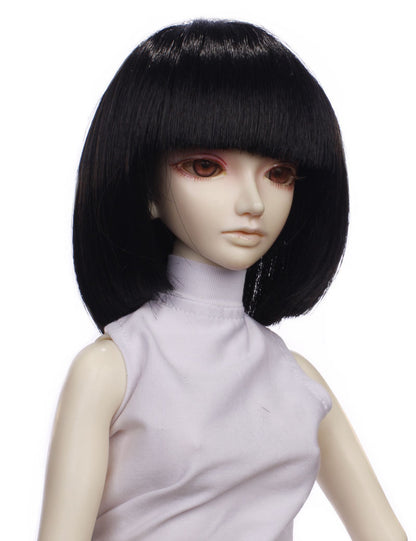 ブラントな太いバングのミディアムボブスタイルの人形のウィッグ W-661 ブラックの色。