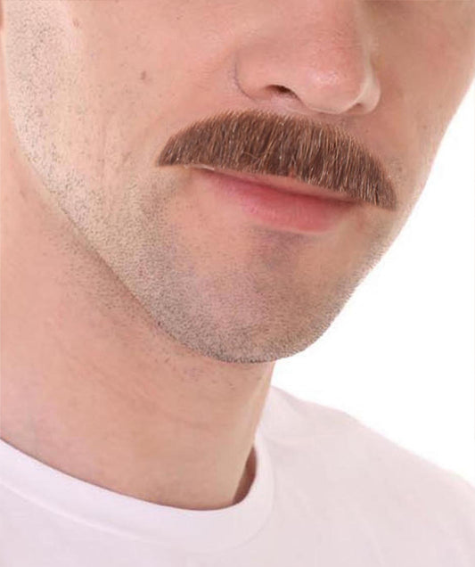 Wigs2you MU-005 男性用ブラウン口ひげ | 耐久性のある合成繊維で本物そっくりの外観 | コスプレ、ハロウィン、テーマイベントに最適 | 一日中快適に着用可能 | 自然なスタイル
