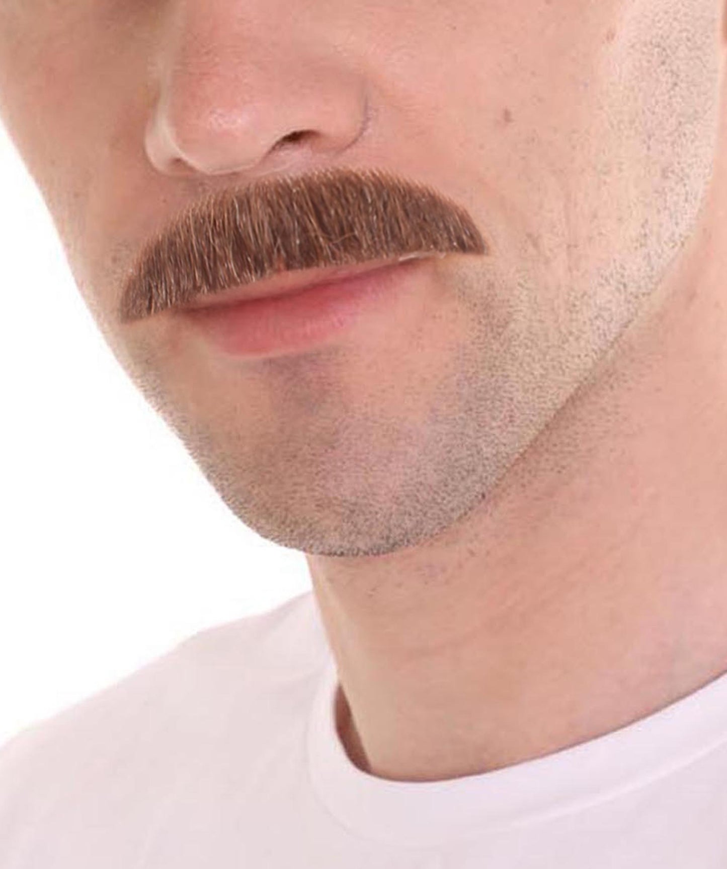 Wigs2you MU-005 男性用ブラウン口ひげ | 耐久性のある合成繊維で本物そっくりの外観 | コスプレ、ハロウィン、テーマイベントに最適 | 一日中快適に着用可能 | 自然なスタイル