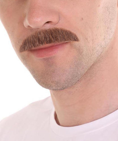 Wigs2you MU-005 男性用ブラウン口ひげ | 耐久性のある合成繊維で本物そっくりの外観 | コスプレ、ハロウィン、テーマイベントに最適 | 一日中快適に着用可能 | 自然なスタイル