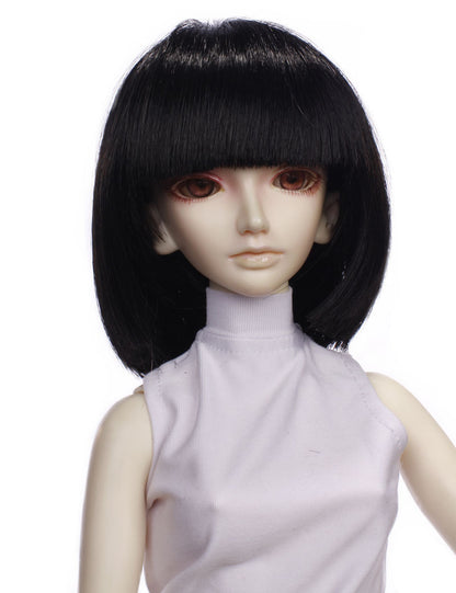 ブラントな太いバングのミディアムボブスタイルの人形のウィッグ W-661 ブラックの色。