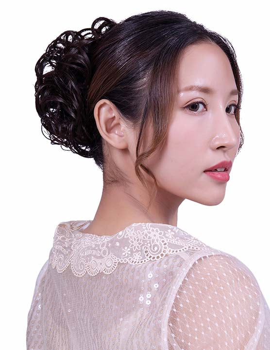 女性 W-8425 の可愛いシニョンフラフィーカーリーフラワールックバンズヘアスタイル チャコールゴールデンオーバン混合 合成繊維