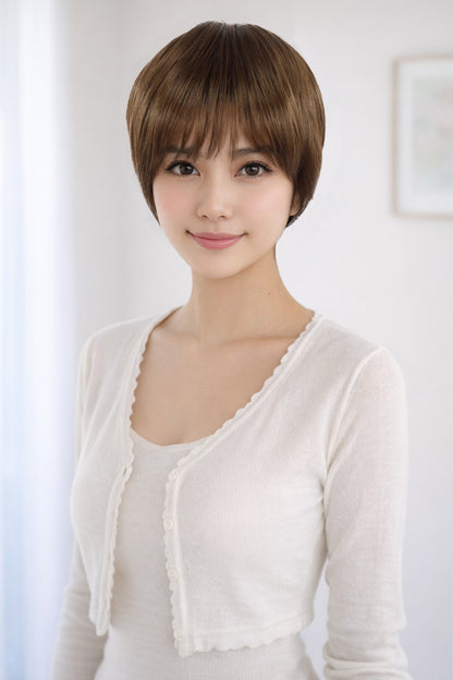 Wigs2you W-1016のショートヘアスタイルは、ボーイッシュにもナチュラルにも簡単にスタイリングできます。男女問わずお使いいただけ、細見え効果も期待できます。ウィッグネット付き。