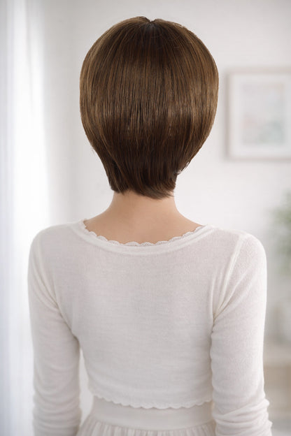 Wigs2you W-1016のショートヘアスタイルは、ボーイッシュにもナチュラルにも簡単にスタイリングできます。男女問わずお使いいただけ、細見え効果も期待できます。ウィッグネット付き。