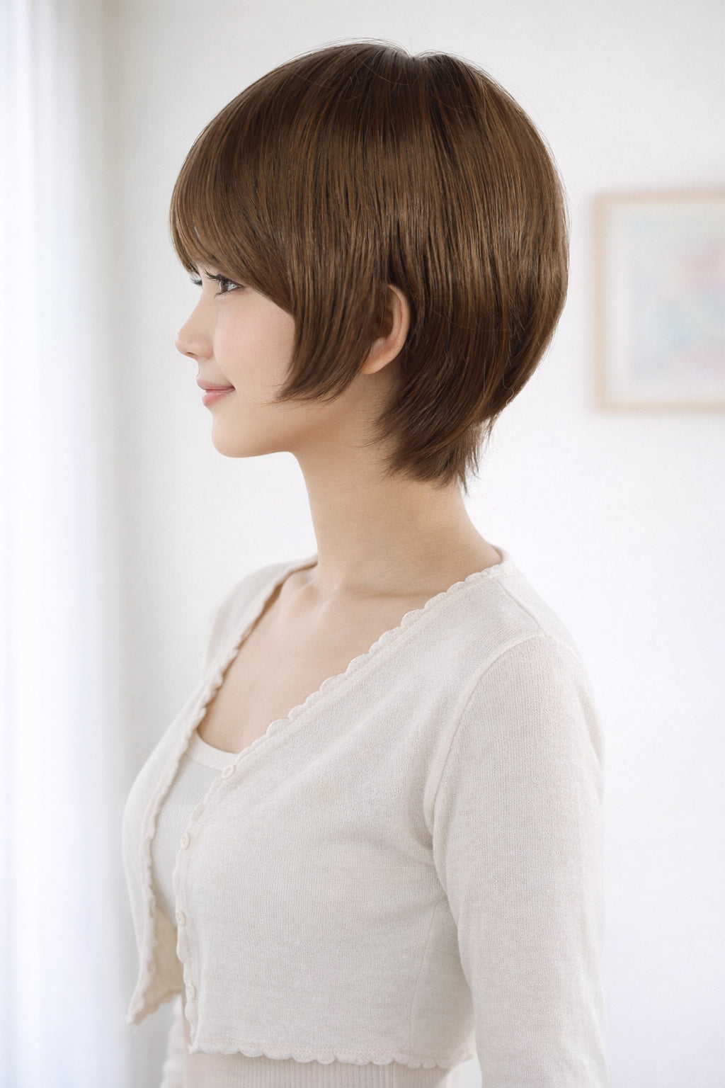 Wigs2you W-1016のショートヘアスタイルは、ボーイッシュにもナチュラルにも簡単にスタイリングできます。男女問わずお使いいただけ、細見え効果も期待できます。ウィッグネット付き。