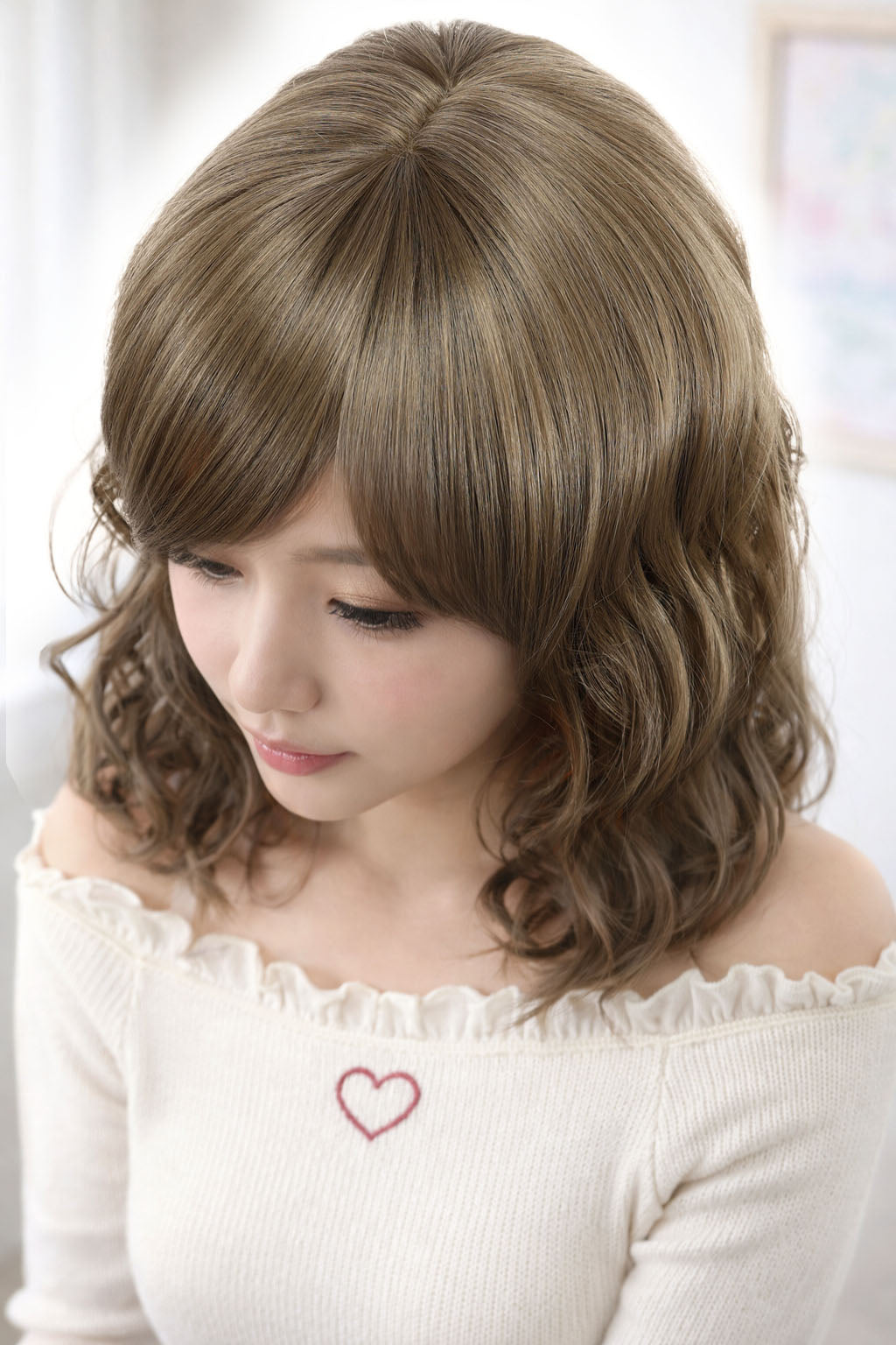 Wigs2you W-1023 自然で程よいボリュームのなみなみカールミディアムウィッグ | どんなスタイルにあわせてもオシャレ度アップ | ウィッグネット付き