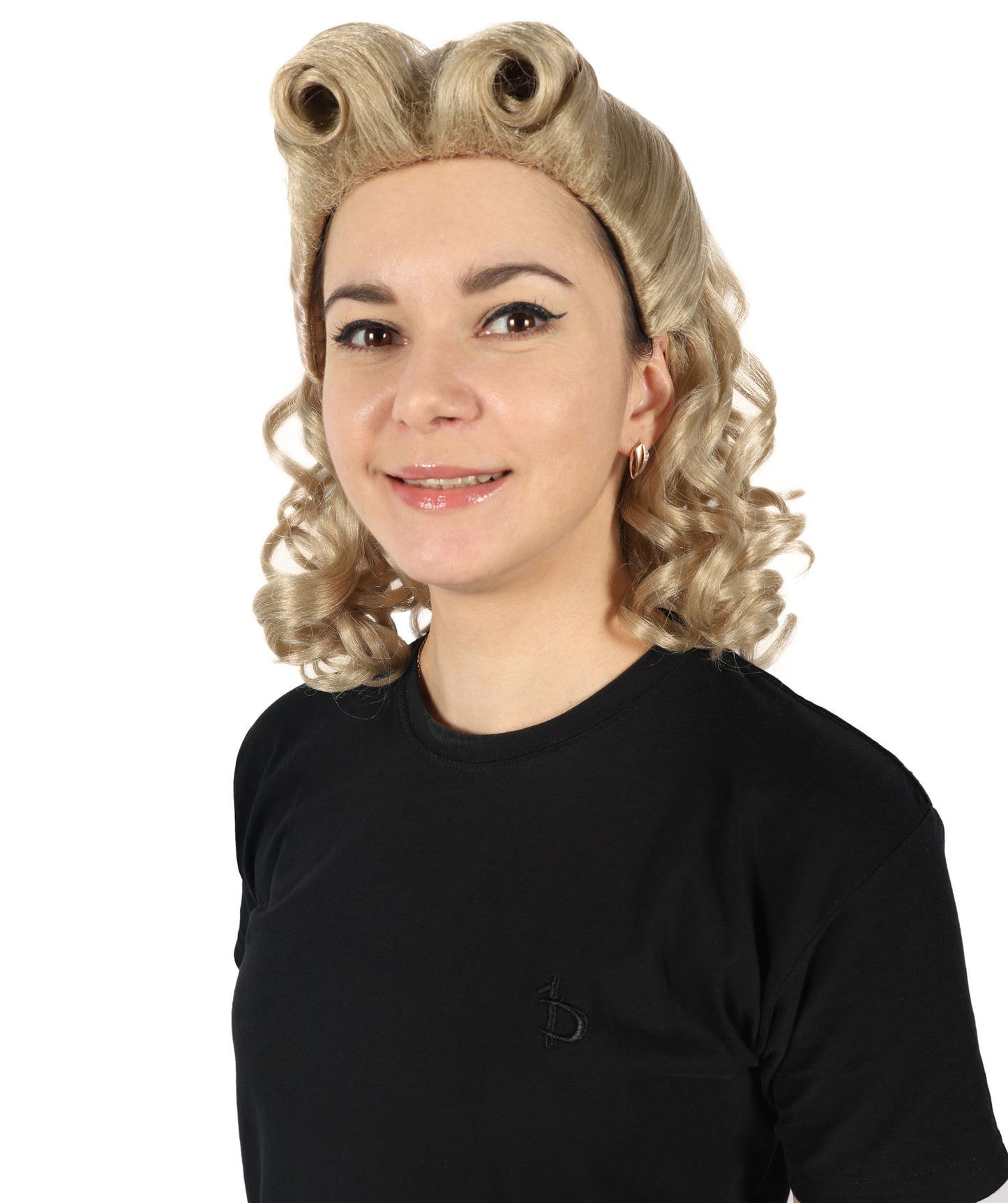 Wigs2you H-6872 大人女性用 40代 スウィートハート ブロンドウィッグ – クラシックな1940年代風カールでヴィンテージ感あふれる魅力を演出。プレミアムな通気性キャップレスキャップと難燃性合成繊維ヘアを使用。