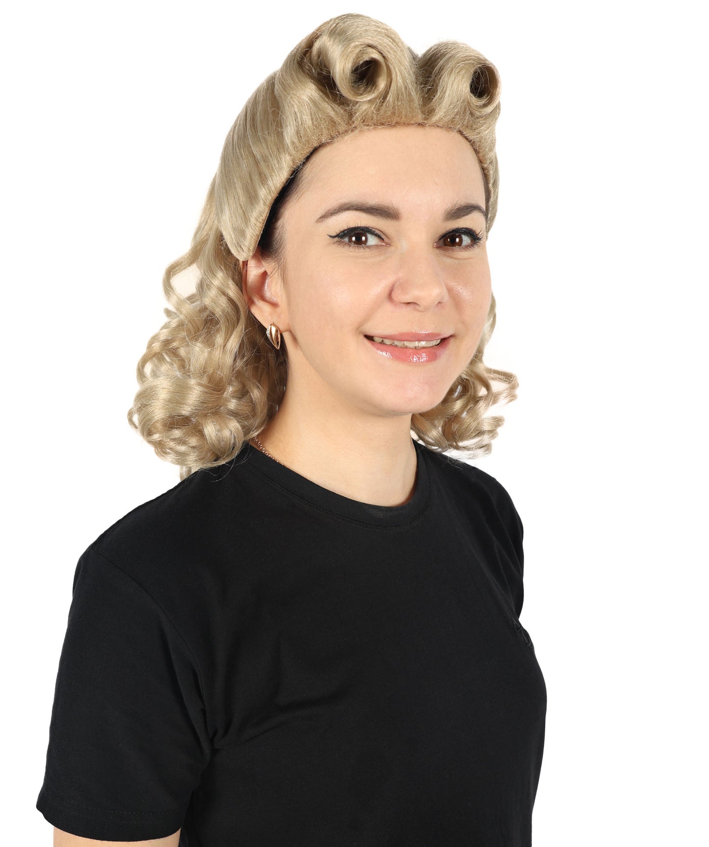 Wigs2you H-6872 大人女性用 40代 スウィートハート ブロンドウィッグ – クラシックな1940年代風カールでヴィンテージ感あふれる魅力を演出。プレミアムな通気性キャップレスキャップと難燃性合成繊維ヘアを使用。