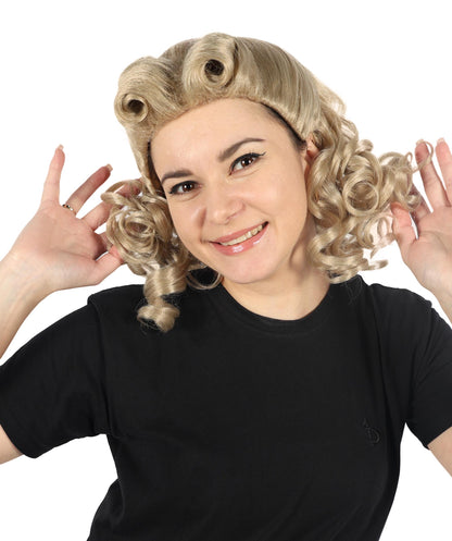 Wigs2you H-6872 大人女性用 40代 スウィートハート ブロンドウィッグ – クラシックな1940年代風カールでヴィンテージ感あふれる魅力を演出。プレミアムな通気性キャップレスキャップと難燃性合成繊維ヘアを使用。