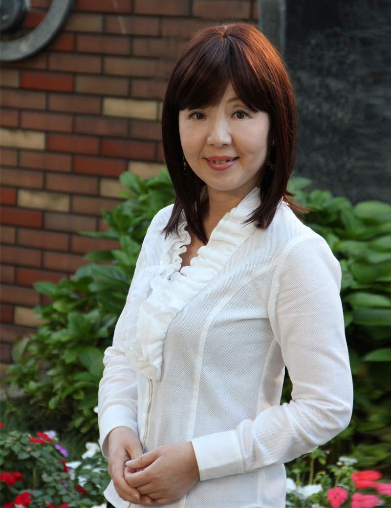 Mrs Styles 中長さ ストレート HHB-028 タイムレスエレガンス ナチュラルテクスチャ ヒューマンヘアブレンド