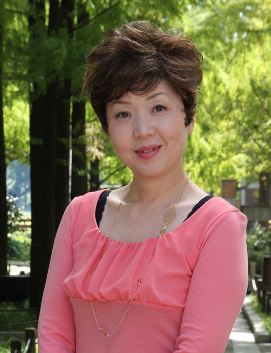 Mrs Styles ショート HHB-014 HairElegance ブレンド - ウェービーカスケードコレクション