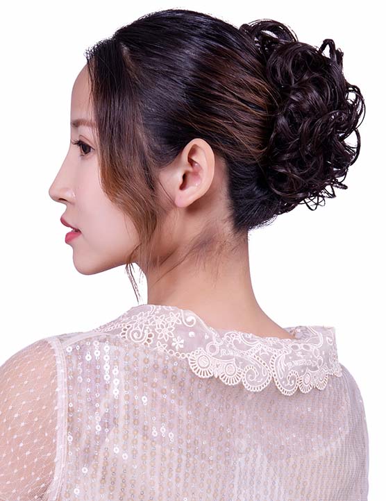 女性 W-8425 の可愛いシニョンフラフィーカーリーフラワールックバンズヘアスタイル チャコールゴールデンオーバン混合 合成繊維