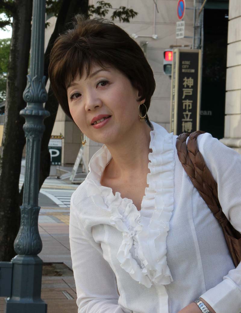Mrs Styles 中長さ ウェービー HHB-032 タイムレスエレガンス ナチュラルテクスチャ ヒューマンヘアブレンド