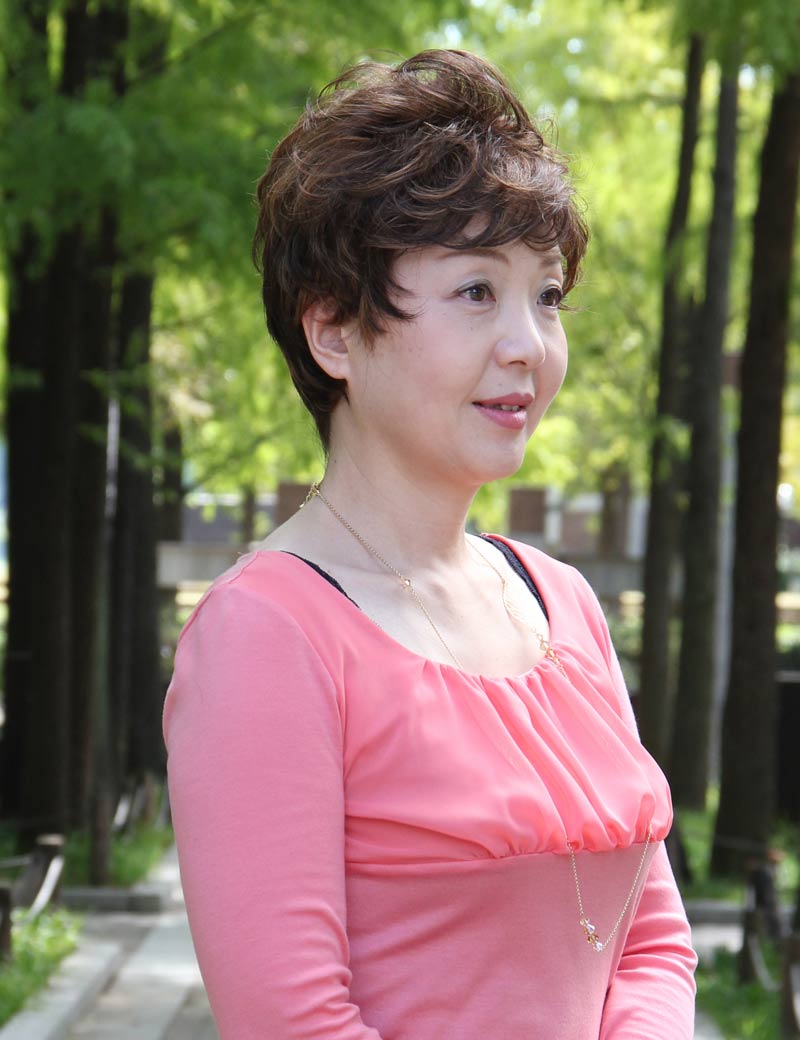 Mrs Styles ショート HHB-014 HairElegance ブレンド - ウェービーカスケードコレクション